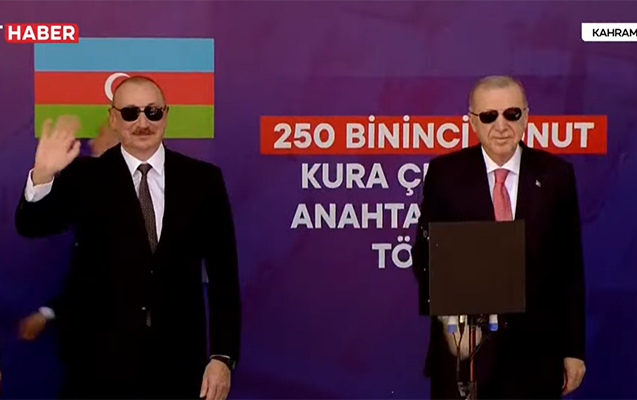 İlham Əliyevin çıxışı zamanı ətrafdakı insanlar prezidentə “Qarabağın fatehi” deyə səsləniblər-VİDEO