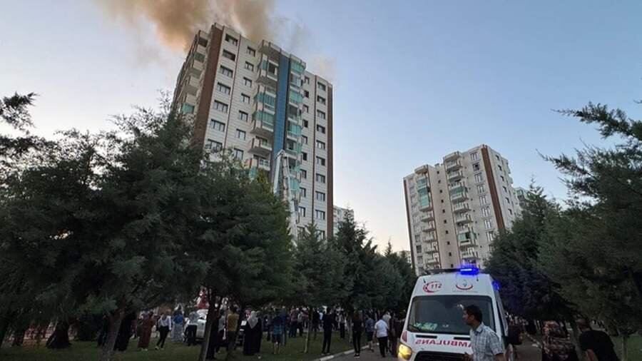Türkiyədə çoxmərtəbəli binada baş verən yanğında 3 nəfər həlak olub