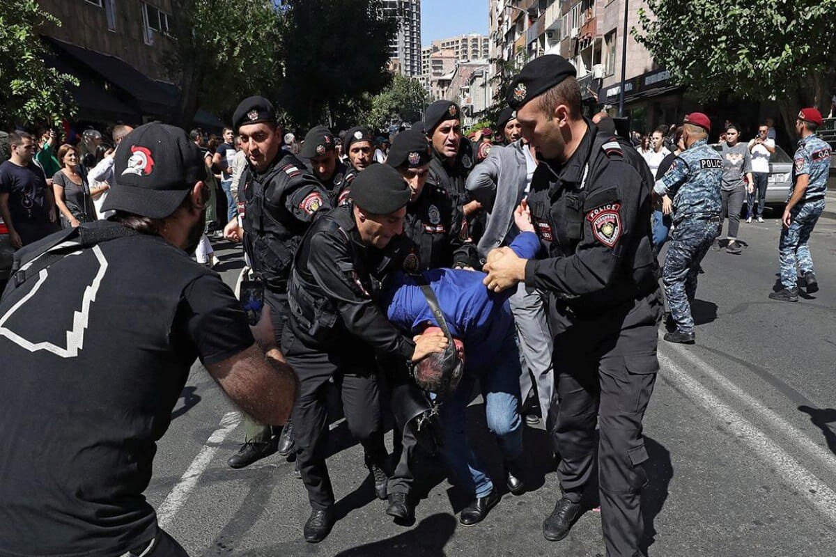 Ermənistanda polis müxalifətdəki “Daşnaksutyun” partiyasının regional ofislərində axtarışlara və həbslərə başlayıb