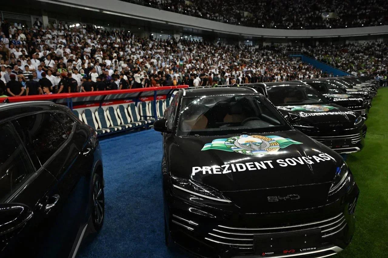 Prezident futbolçulara maşın hədiyyə etdi