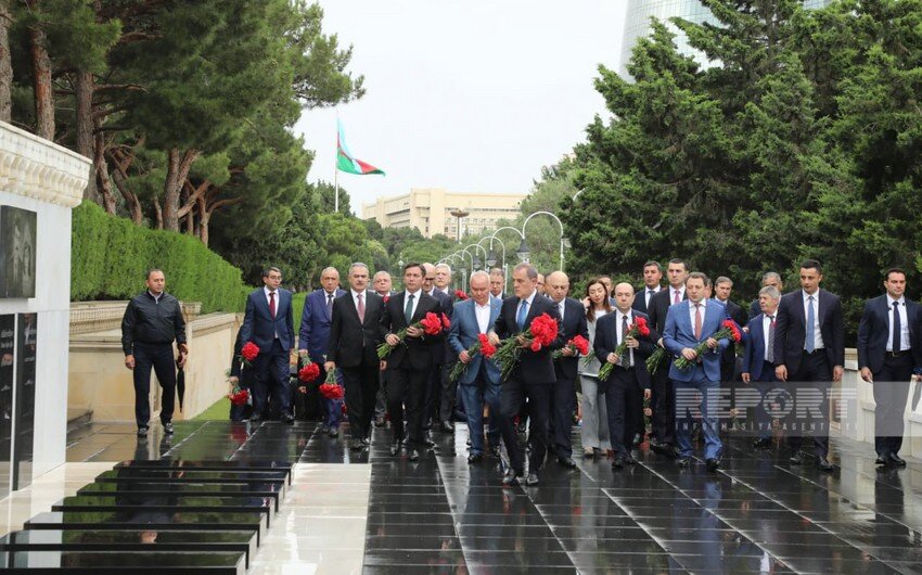 XİN rəhbərliyi Şəhidlər xiyabanını ziyarət edib