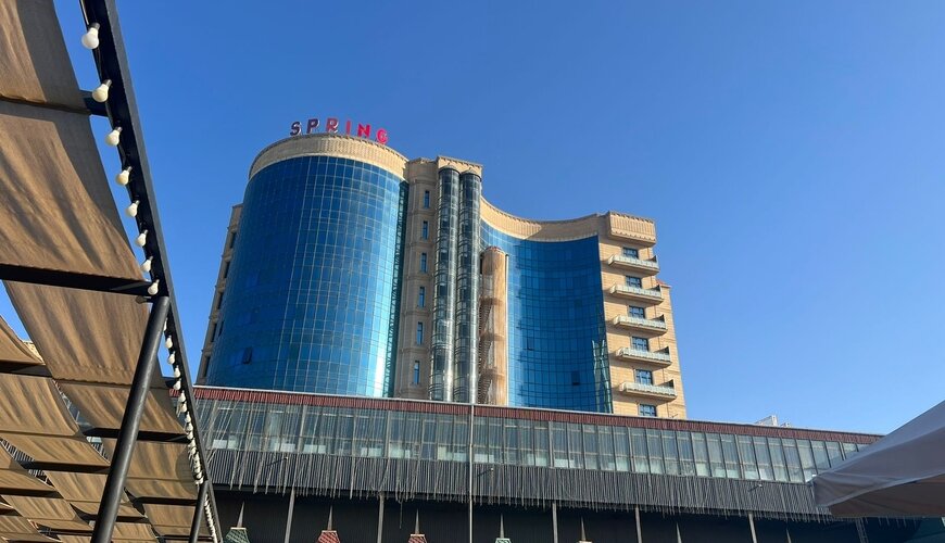 “Spring Hotel”də həftə sonu: “4169 73...”, üfunət iyi, qızlar üçün salto vuran qaqaşlar...