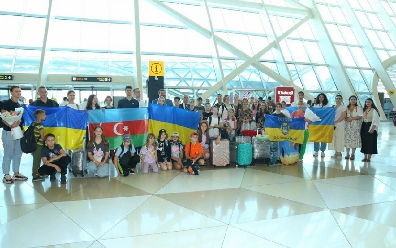 30 ukraynalı uşaq Azərbaycana gətirildi