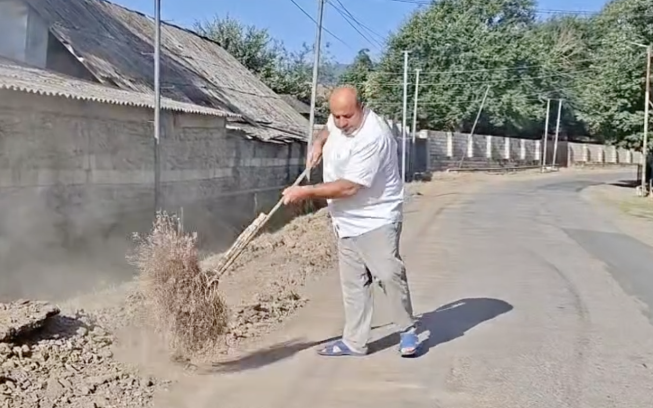 Masallıda bələdiyyə sədri küçəni özü süpürdü - VİDEO
