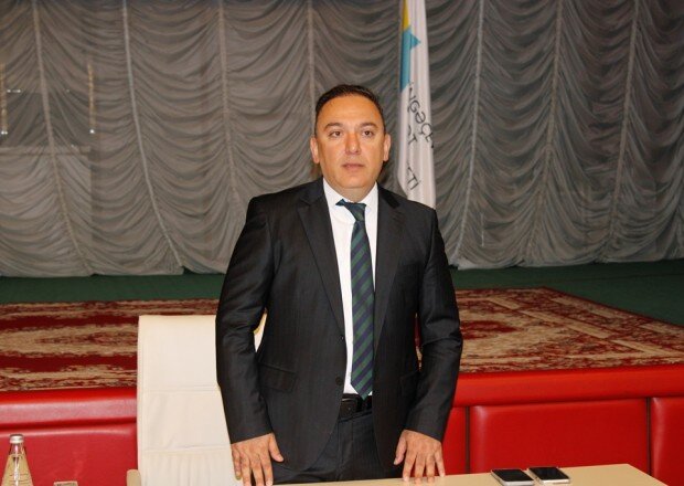 Yeni rektor Universitetə 860 min manatlıq  rəhbər kreslosu və pərdə alır