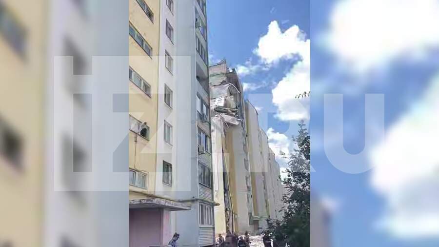 Yaşayış binasının girişində partlayış baş verib