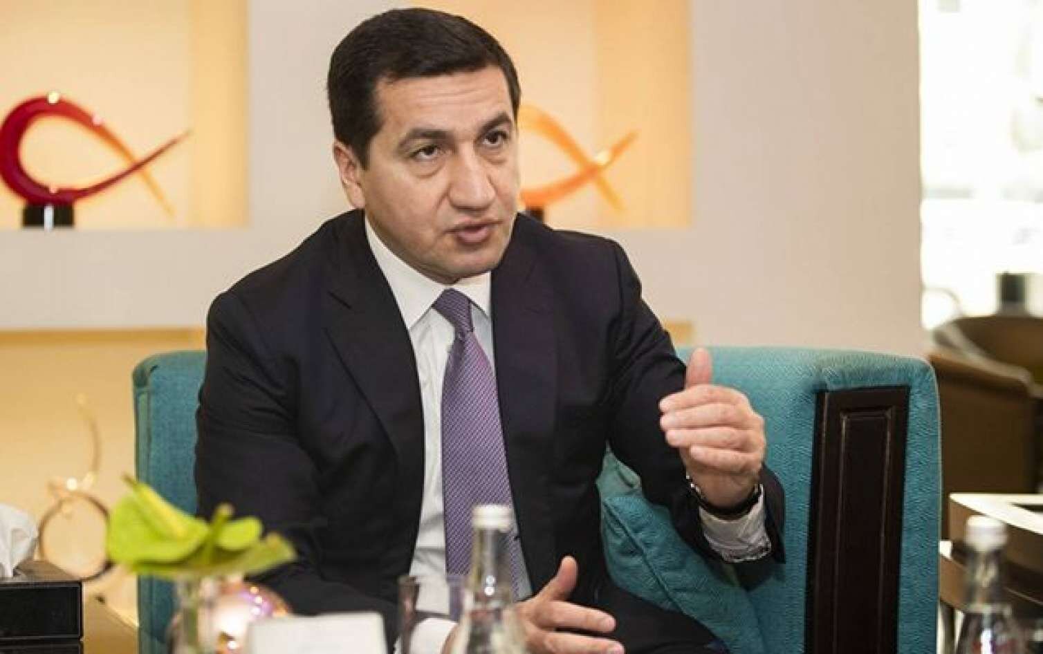Hikmət Hacıyev İranın adı açıqlanmayan rəsmisi ilə danışdı...