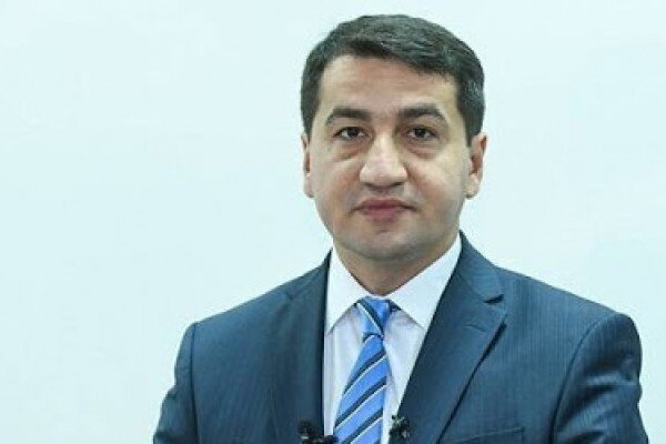 Hikmət Hacıyev jurnalistləri TƏBRİK ETDİ