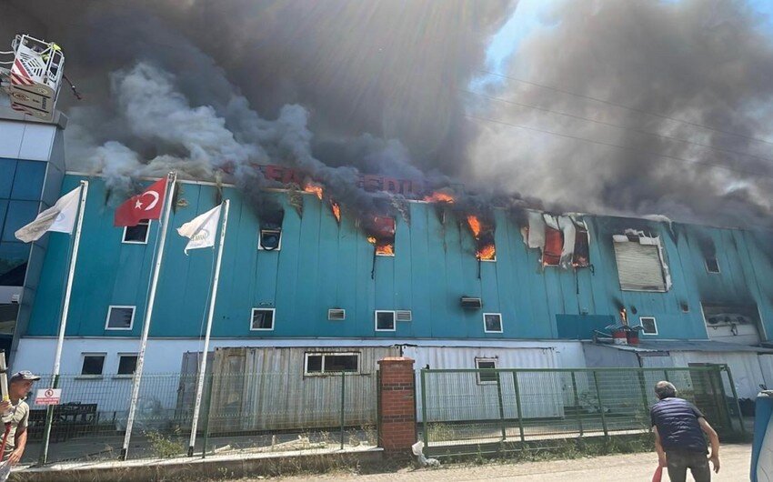 Türkiyədə tibbi avadanlıq istehsal edən fabrik yanır