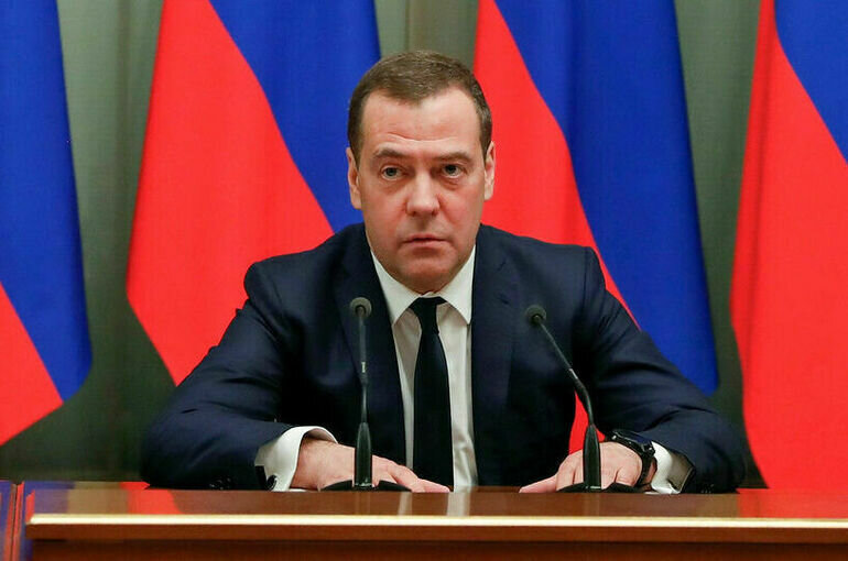 Medvedev Rutteyə rus dilini öyrənməyi məsləhət görüb