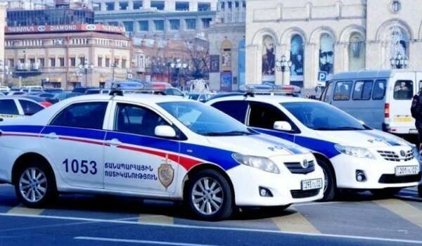 İrəvanda naməlum şəxs polis maşınını qaçırdı