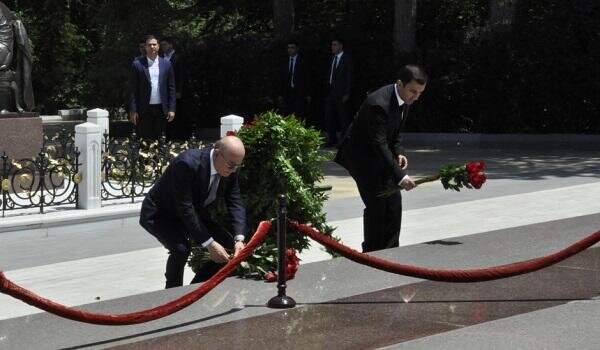 Heydərovla Ərgüc Kələntərli Fəxri xiyabanda...