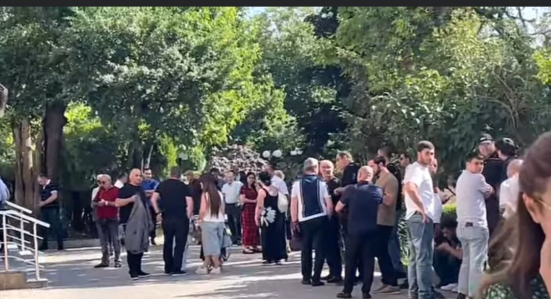 Elektrik Şəbəkələri şirkətinin rəhbərinin evində axtarış aparılır