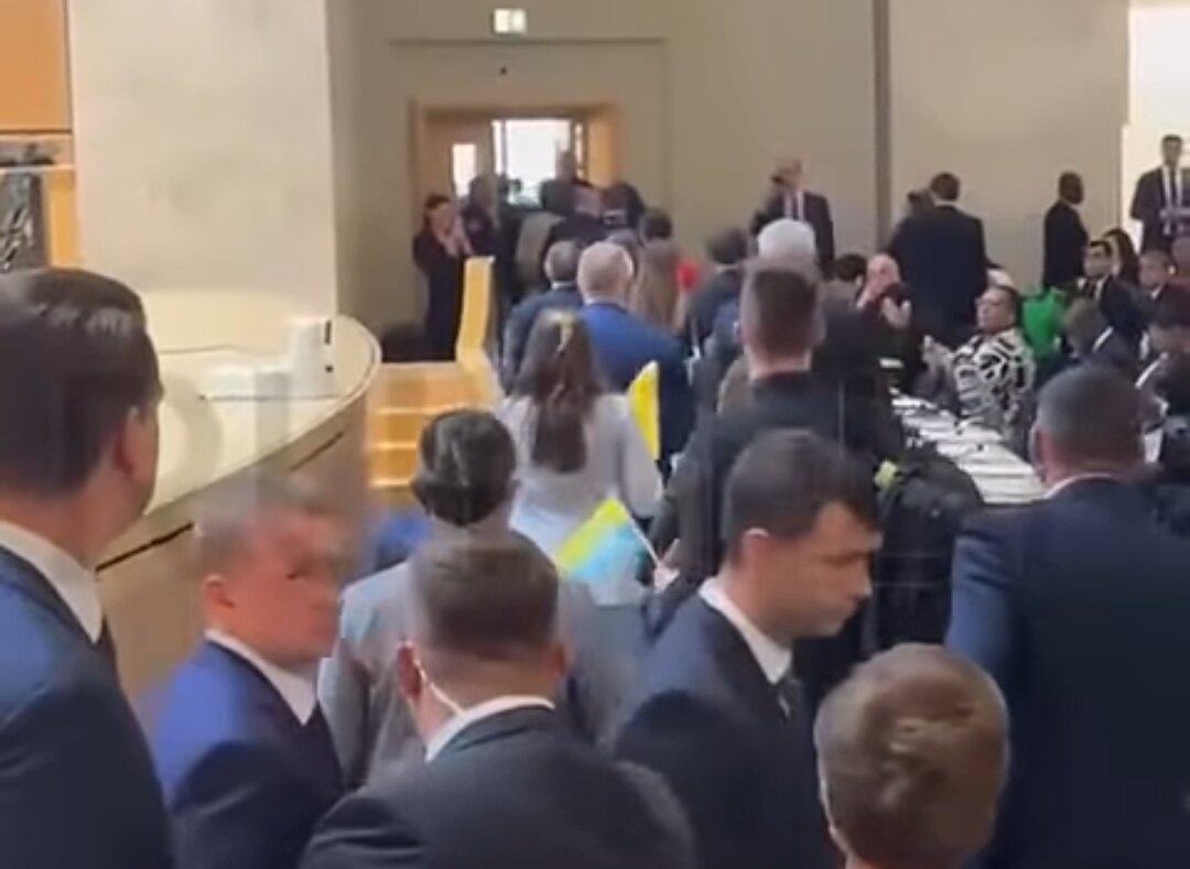 Matviyenko danışdı, iştirakçılar zalı tərk etdi...