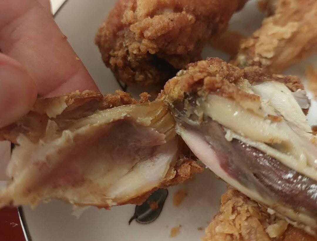 Port Baku KFC-də müştərinin sifarişinə köhnə toyuq verilib?