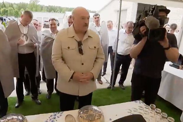 Lukaşenko Belarus keçi südü ilə Putinin südü arasındakı fərqdən qəzəblənib