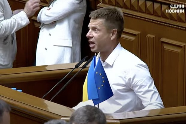Deputat “Ze end” işarəsi ilə Radanın tribunasına gələrək Zelenskiyə müraciət edib