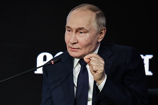 Putinlə bağlı yazılardan sonra Qərb Britaniya mediasını tənqid edib