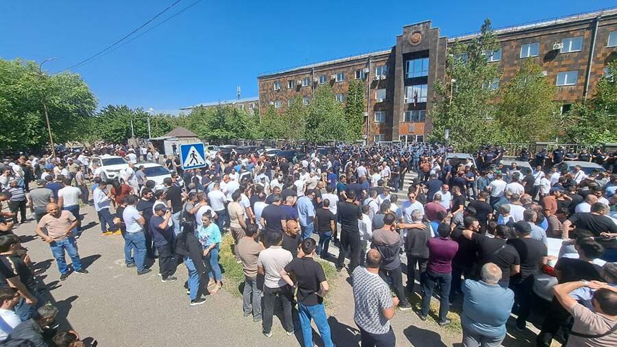 Ermənistanda Karapetyanın evində axtarış qanunsuz elan edilib