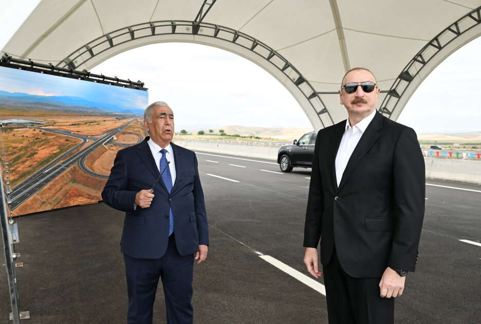 Prezident yeni yolun açılışında...