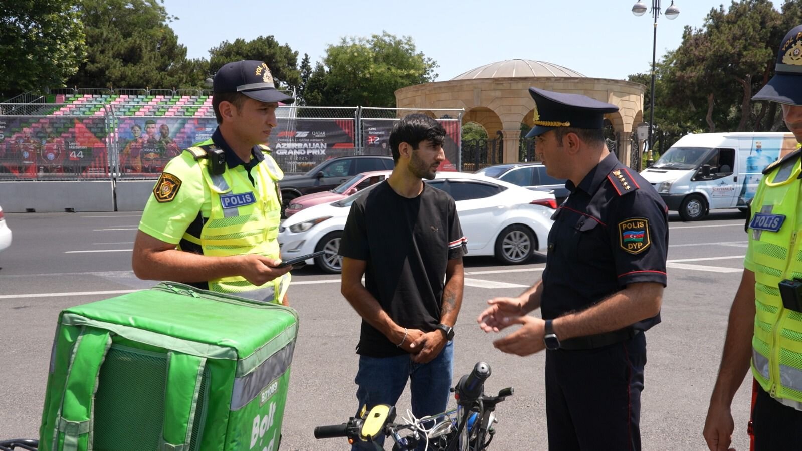Polis ikitəkərli nəqliyyat sürücüləri ilə maarifləndirmə tədbirlərini davam etdirir