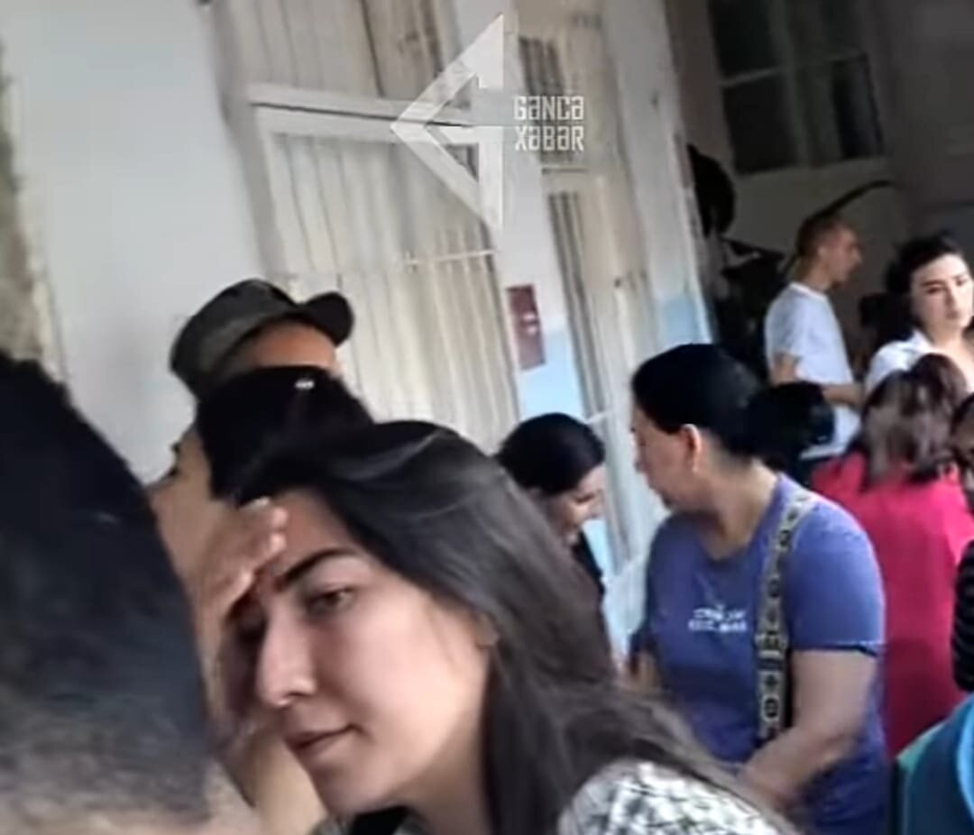 Uşaq poliklinikasında arayış almağa gələn valideynlər qızmar günəşin altında qalıblar-VİDEO