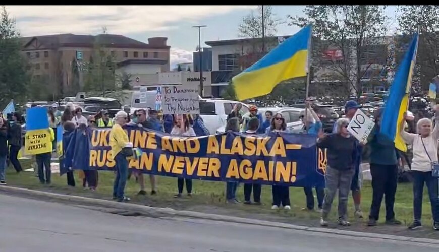 Putin Alyaskada Ukrayna bayraqları ilə qarşılandı