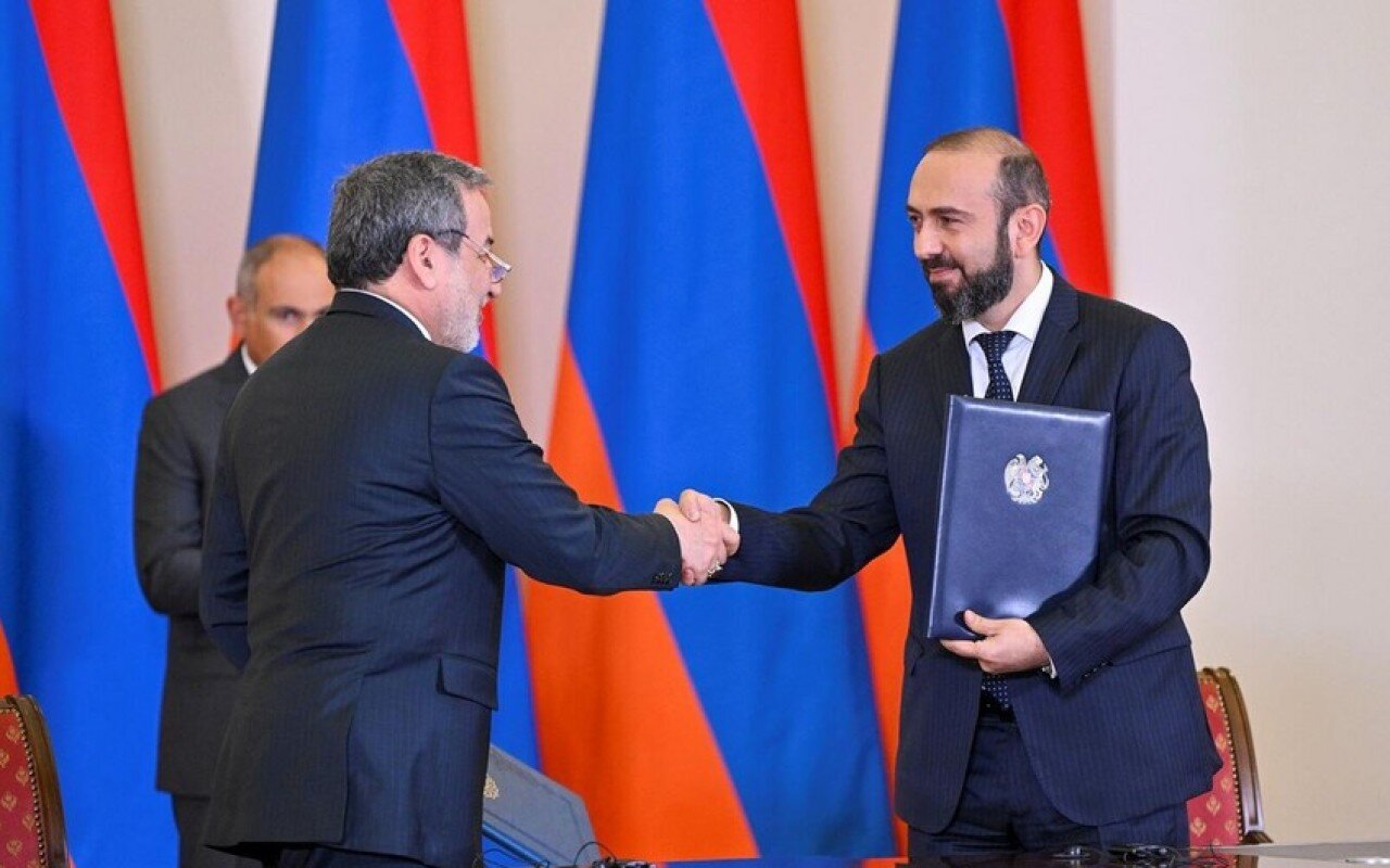 Mirzoyan iranlı həmkarı ilə görüşdü