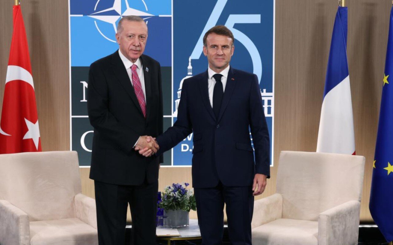 Ərdoğan Makronla müzakirə apardı