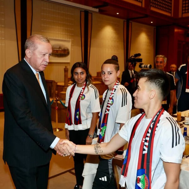 Ərdoğan Azərbaycan millisinin futbolçuları ilə görüşdü