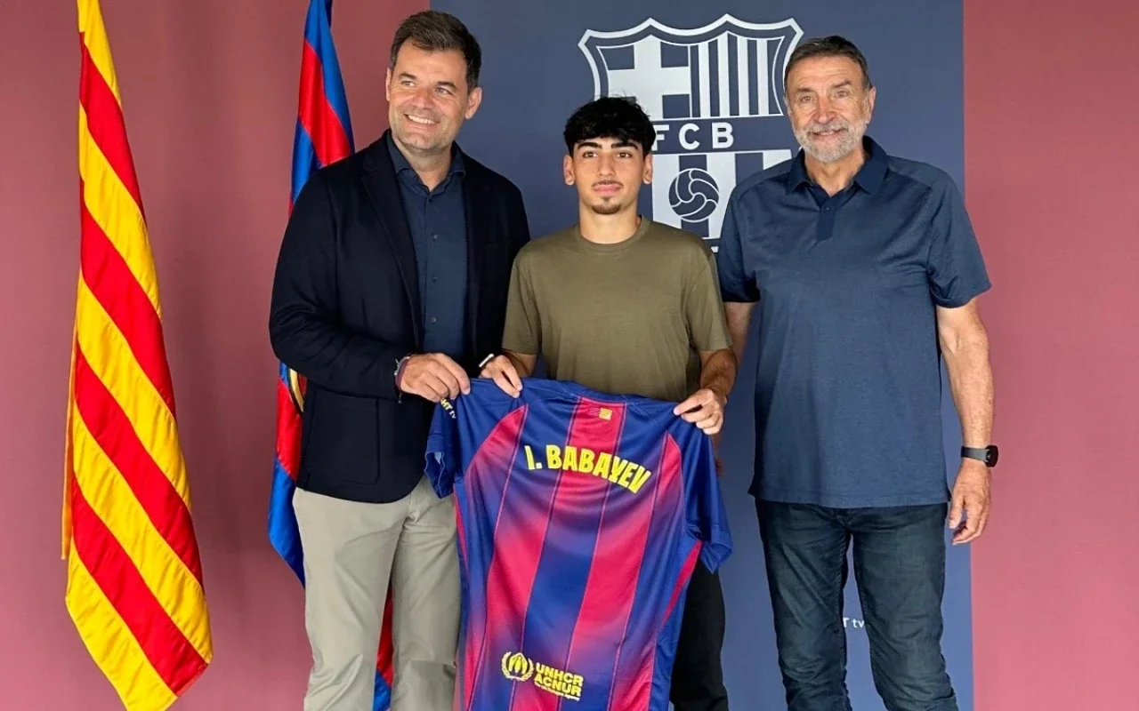 Azərbaycanlı futbolçu ilk dəfə "Barselona" ilə müqavilə imzaladı