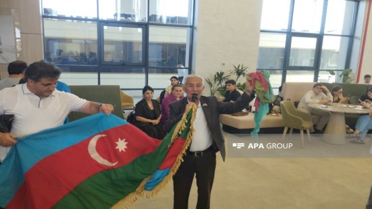 Şəhid atası Ağdamda dalğalandırılan ilk bayrağı qatarla şəhərə gətirdi
