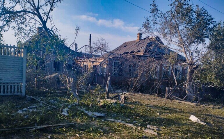 Rus əsgərləri Zaporojya vilayətində kəndi atəşə tutub, bir qadın ölüb