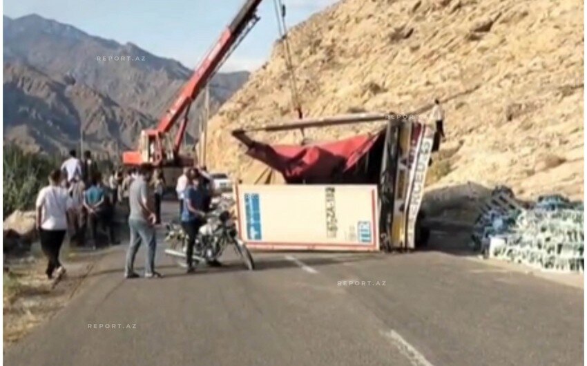 Naxçıvandan Bakıya gələn yük maşını İranda aşdı, mineral sular yola dağıldı