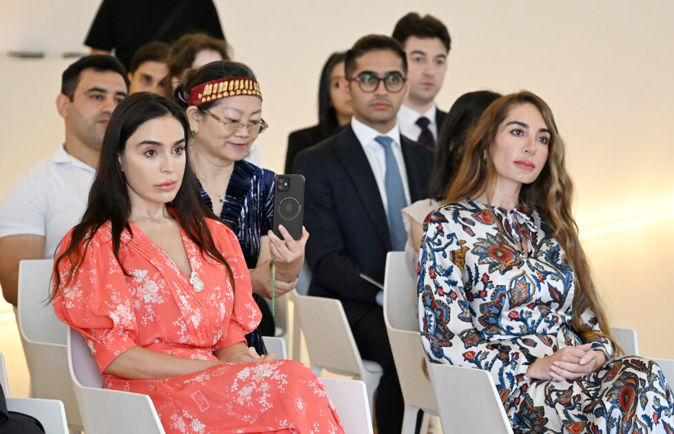 Leyla və Arzu Əliyevalar kurs iştirakçılarına sertifikatlar təqdim etdi