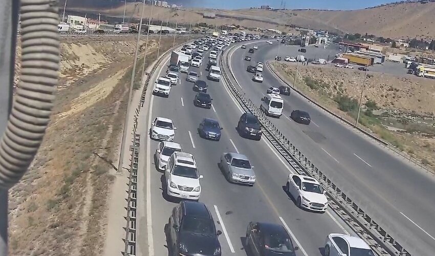 Sürücülərin “Sədərək”dəki yanğına baxması səbəbindən Kənar Dairəvi yolda sıxlıq müşahidə edilir