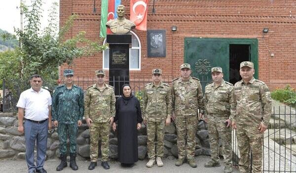 Hərbi prokuror Pəncəli Teymurovun ailəsi ilə görüşdü