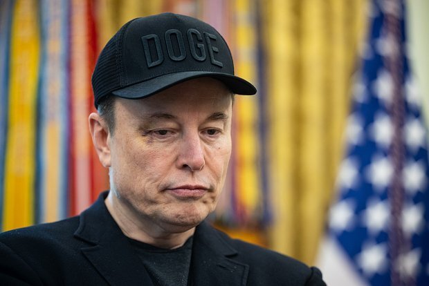 Tesla səhmdarları İlon Maskı robot taksiyə görə məhkəməyə verəcəklər