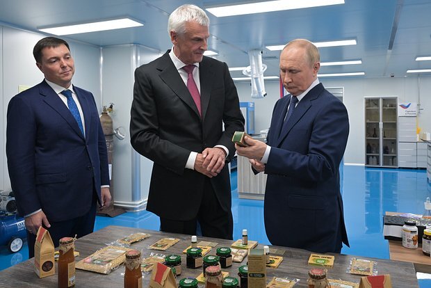 Putin Maqadanda omeqa-3 kapsulları istehsal edən zavoda baş çəkib