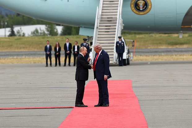 Tramp Putinlə qırmızı xalıda görüşüb və onun əlini sıxıb