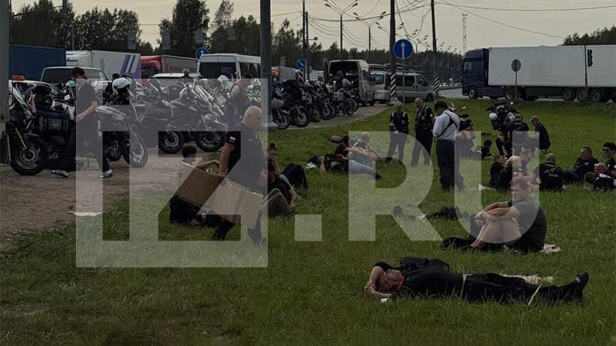 Polşalı millətçi velosipedçilər Rusiya Memorialında məşəl ayinini keçirirlər
