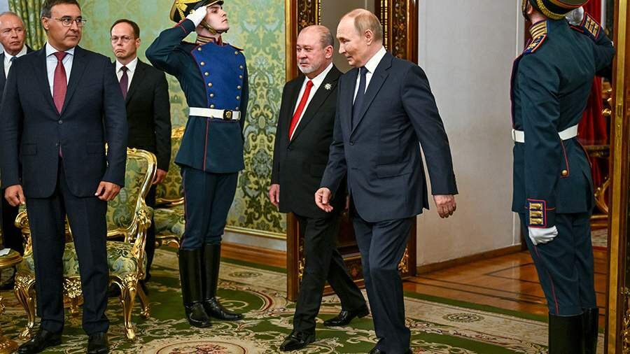 Putin və Malayziya kralı dövlət şam yeməyində danışıqları davam etdirirlər