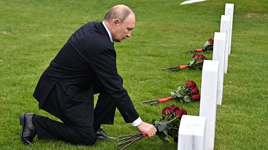 Putin Alyaska Pilotlarının məzarlarında diz çökərək...