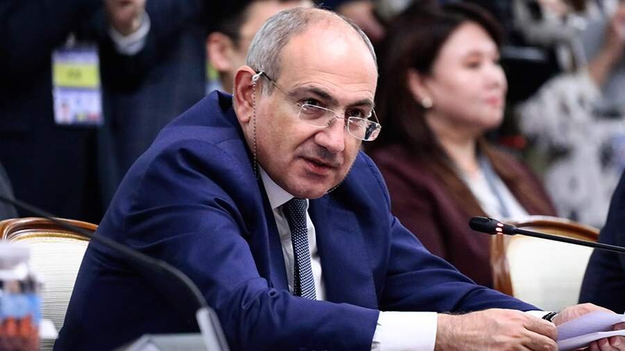 Paşinyan Putinlə danışdıqdan sonra Makrona zəng edib