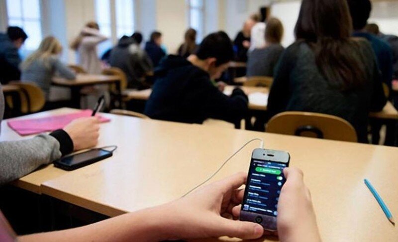 Məktəblərdə telefon qadağası ....