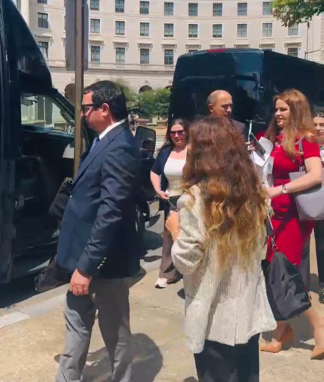 Media nümayəndələri tarixi görüş üçün Ağ Evə yola düşüblər