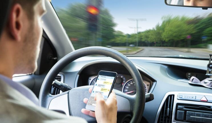 Polis sükan arxasında telefon istifadə edən sürücülərə müraciət etdi