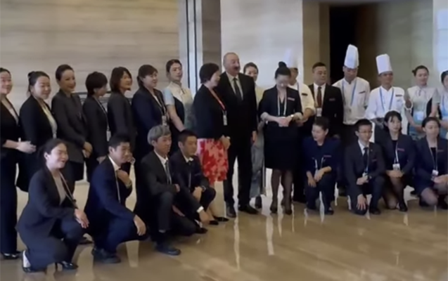 Prezidentin Çində qaldığı hotelin heyəti ilə səmimi görüşü -VİDEO