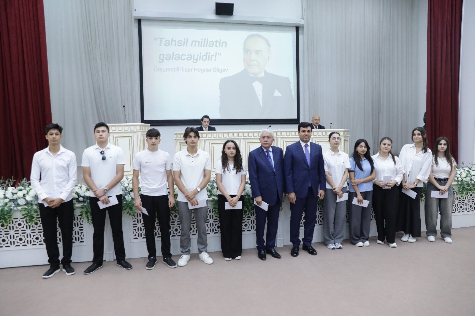 Ağalar Vəliyev yüksək balla ali məktəblərə qəbul olan tələbələri mükafatlandırdı