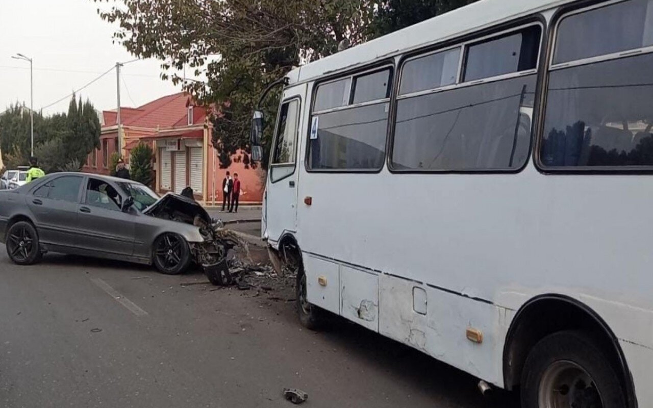 Gəncədə avtobus maşınla toqquşdu - Sərnişinlər yaralandı